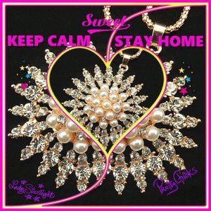 ๐Betsey Johnson Burst of Pearls Flower Necklace๐